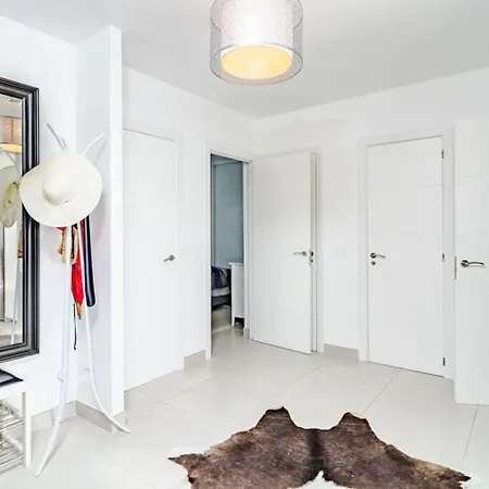 Cp - Modern Beachside In דירה